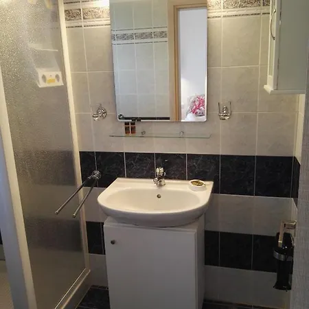 Bouganville Stegna לינה וארוחת בוקר 4*