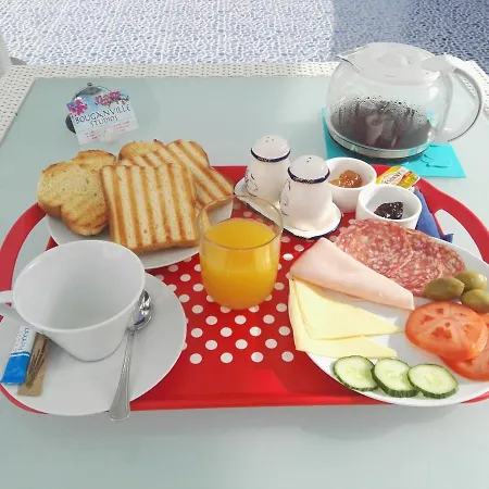 Bouganville Stegna לינה וארוחת בוקר