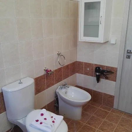 לינה וארוחת בוקר Bouganville Stegna ארכאנגלוס