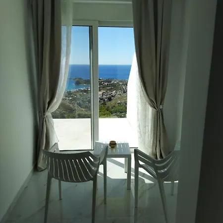 Bouganville Stegna לינה וארוחת בוקר 4*