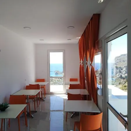 לינה וארוחת בוקר Bouganville Stegna 4*