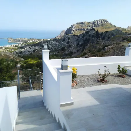 לינה וארוחת בוקר Bouganville Stegna 4*