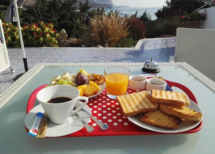 Oda ve Kahvaltı Bouganville Stegna 4*